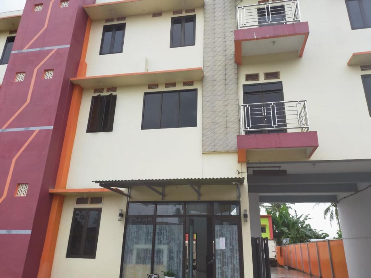 Oyo 3373 Favour Hotel Pagaralam Bagian luar foto