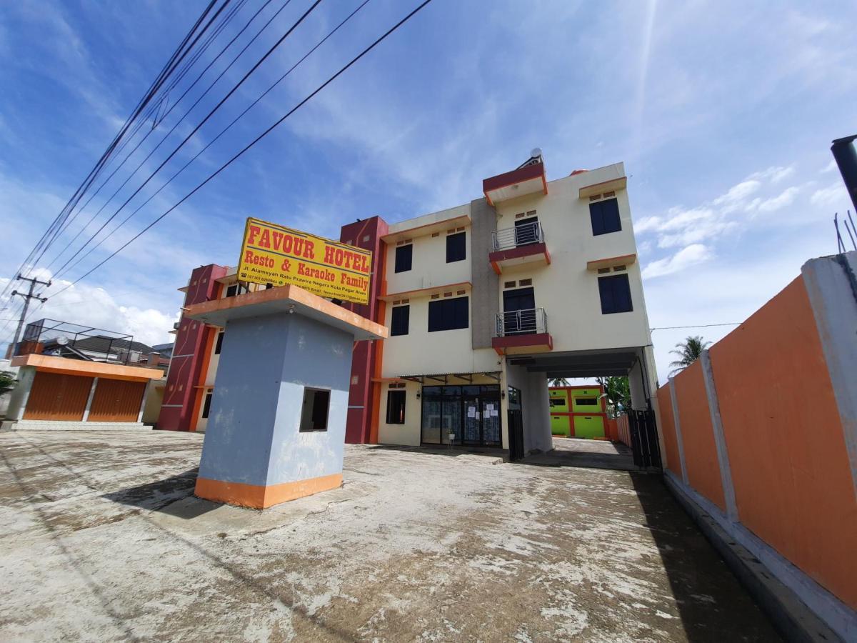 Oyo 3373 Favour Hotel Pagaralam Bagian luar foto