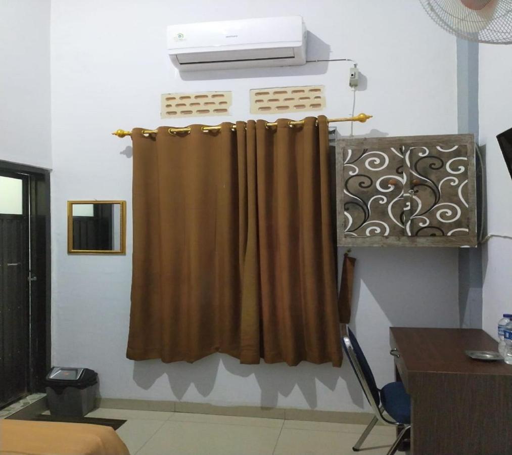 Oyo 3373 Favour Hotel Pagaralam Bagian luar foto