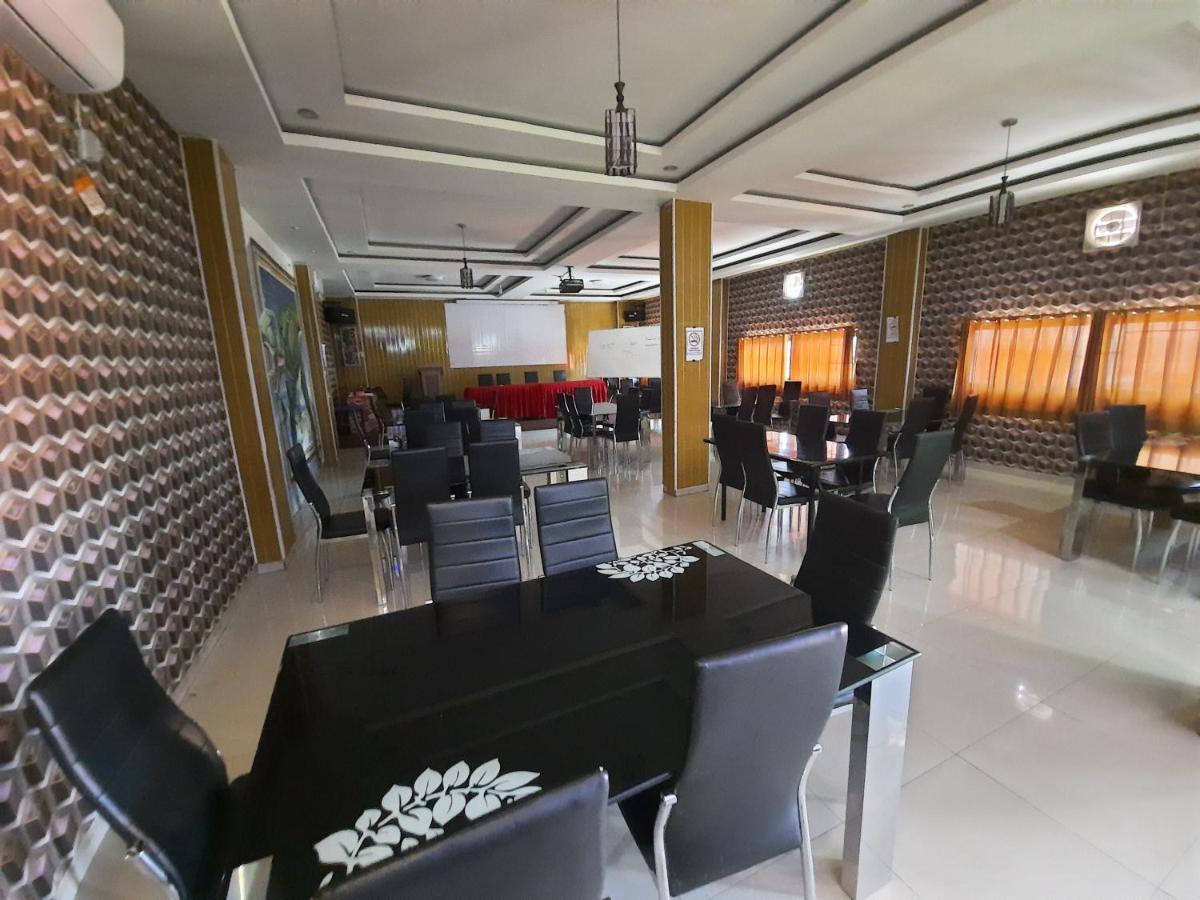 Oyo 3373 Favour Hotel Pagaralam Bagian luar foto