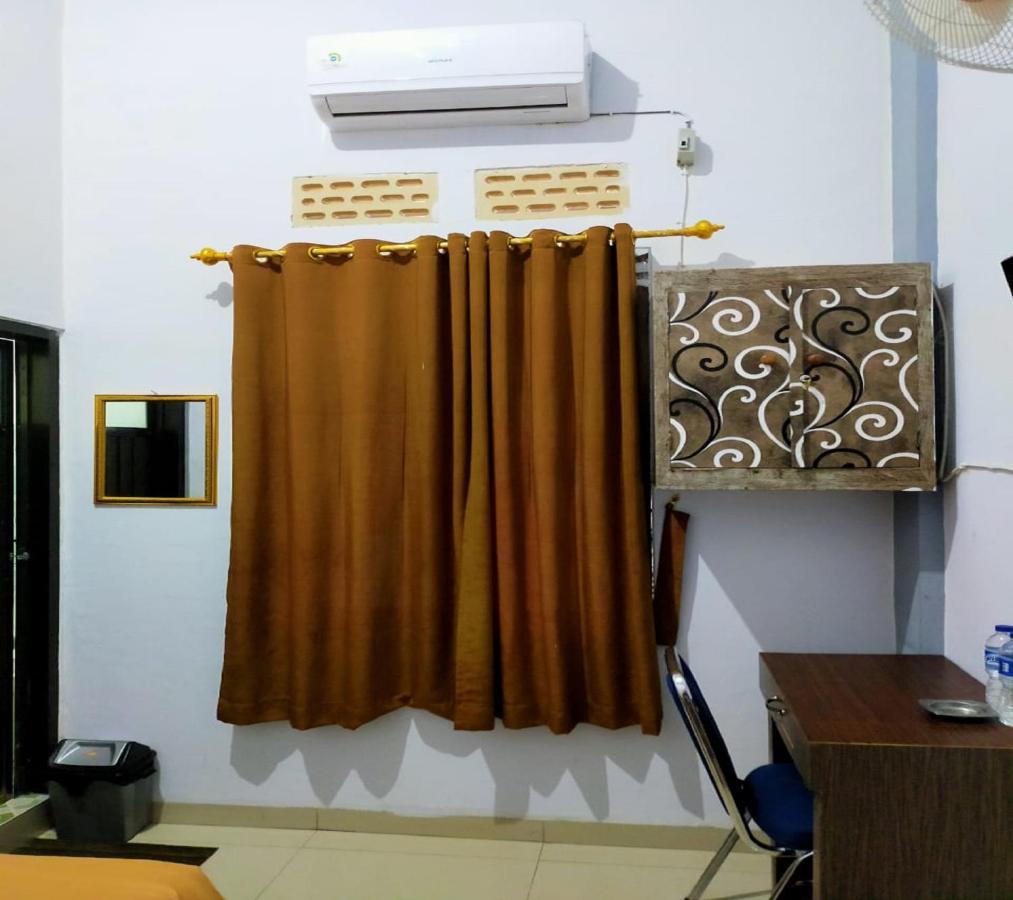 Oyo 3373 Favour Hotel Pagaralam Bagian luar foto